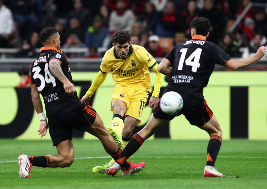 [图]意甲-迈尼昂送礼莱奥破门 米兰1-1战平科莫